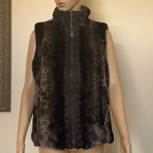 Reversible faux fur vest with zipper and pockets on both sides. Satin